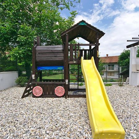 Holiday House With PoolČavle エクステリア 写真
