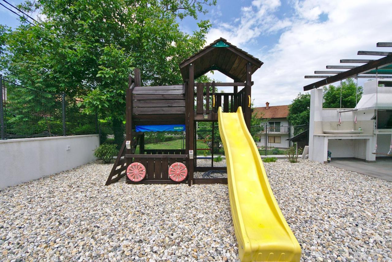 Holiday House With PoolČavle エクステリア 写真