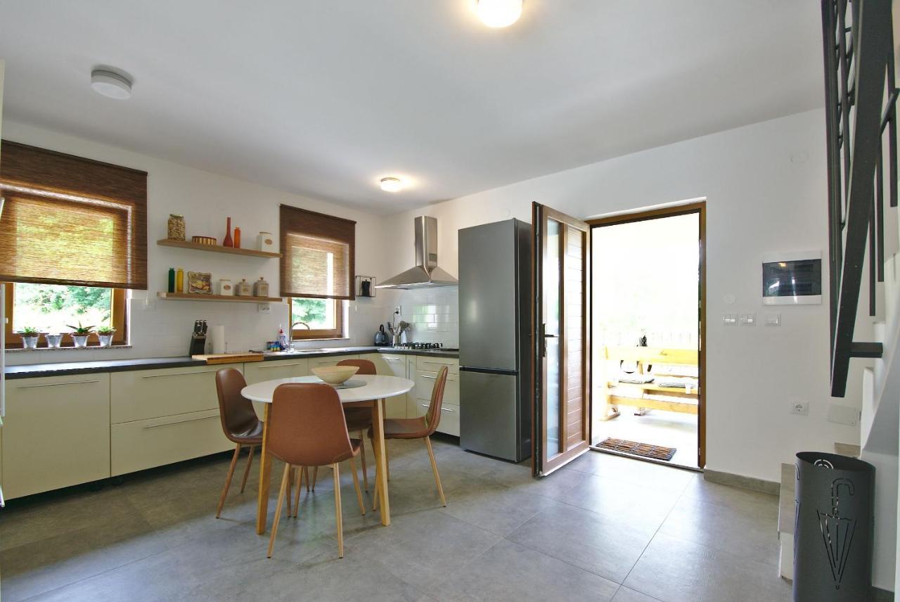 Holiday House With PoolČavle エクステリア 写真